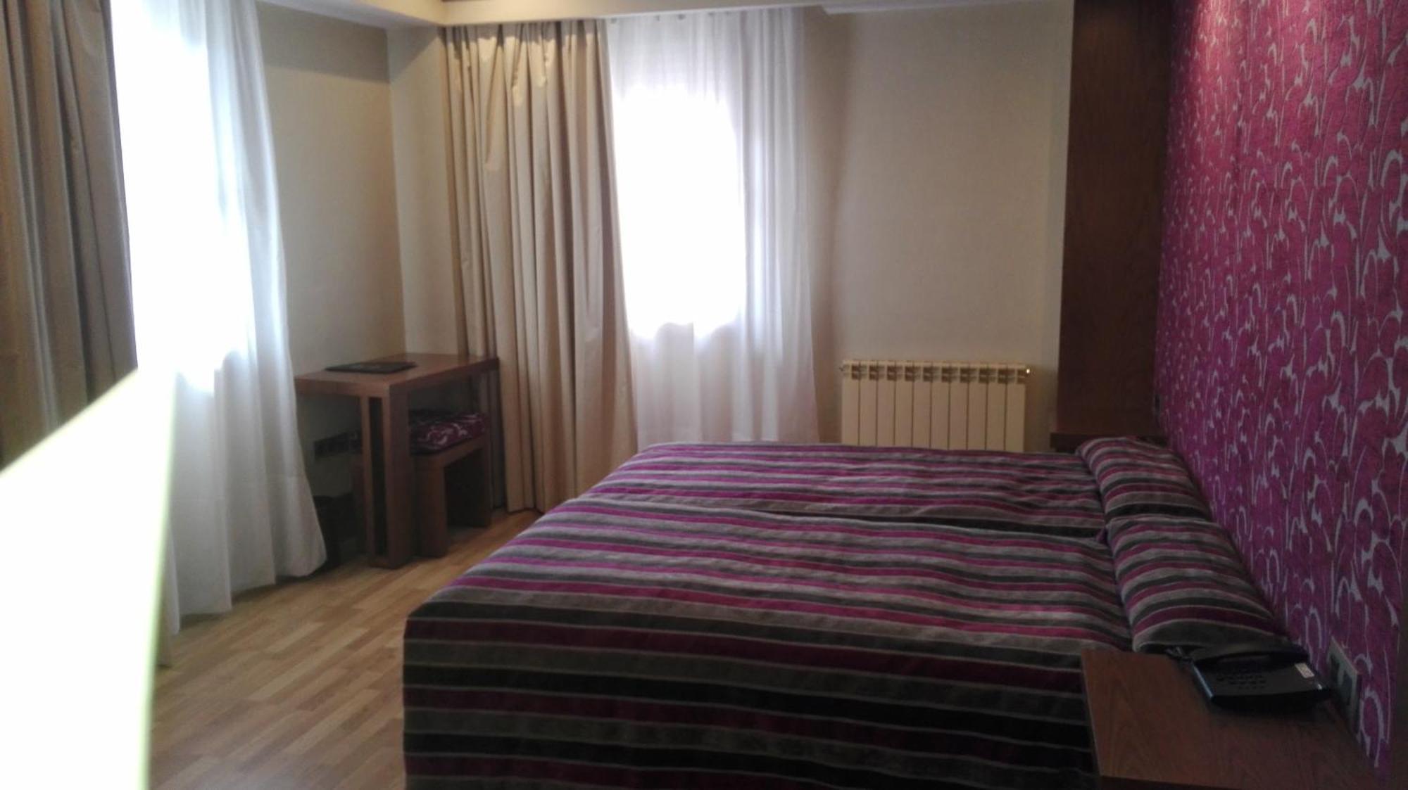 Hotel Los Braseros Burgos Bagian luar foto